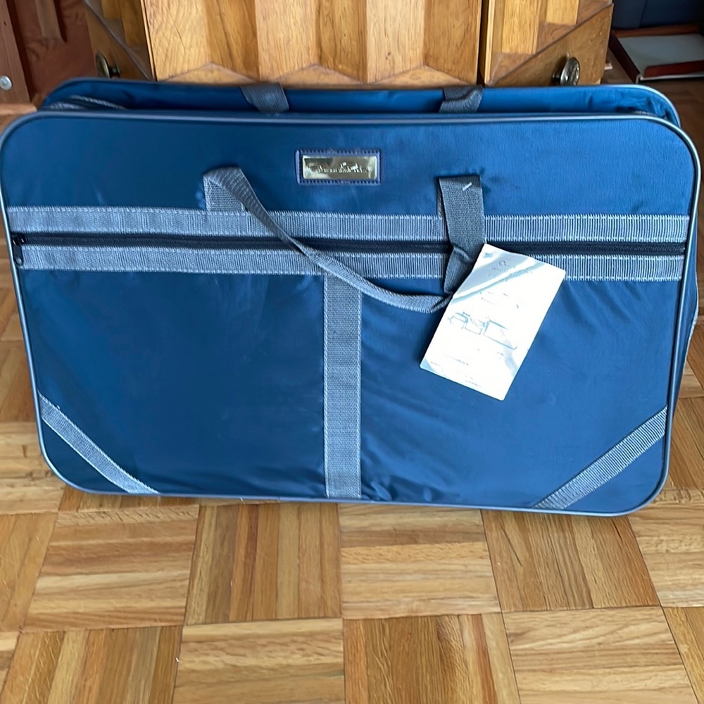 5 piece Oscar de la Renta luggage set